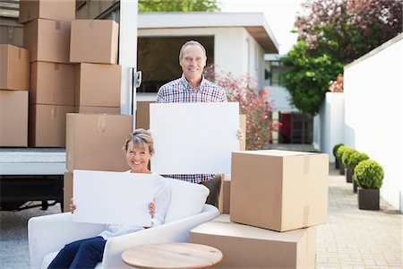 635-05652119
© Masterfile Royalty-Free
Model Release: Yes
Property Release: Yes
Couple holding blank cards near boxes and moving van